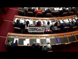 Report TV - I ulur në fund të sallës, Xhafaj voton 'pro' shkarkimit të tij si ministër i Brendshëm
