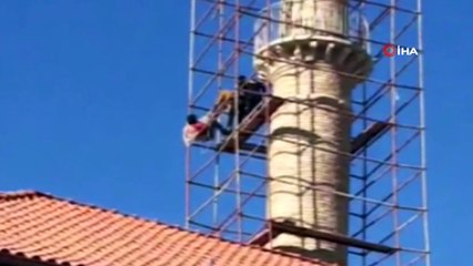 Minareye çıkıp intihar etmek isteyen vatandaşa polisten müdahale