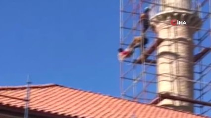 Minareye Çıkıp İntihar Etmek İsteyen Vatandaşa Polisten Müdahale