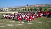 Anaokulu öğrencileri Türk bayrağı oluşturdu - MERSİN