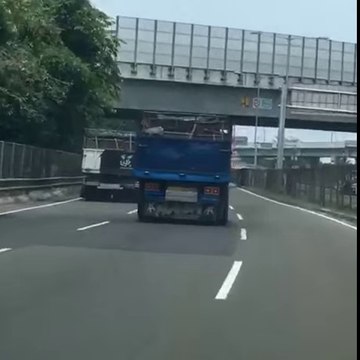 VÍDEO: Dos camiones kamikazes se pican en plena autovía