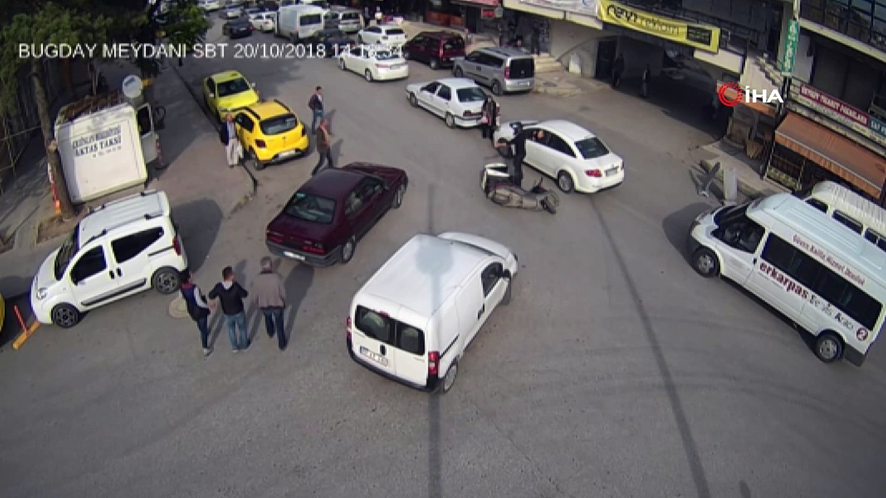 Trafik kazaları MOBESE kameralarında... Motosikletten fırlayan sürücü kafasını kaldırıma çarparak, yaşamını yitirdi