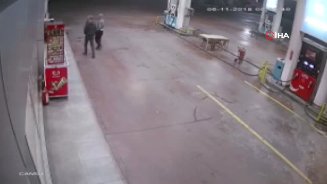 Benzin İstasyonunda Bıçaklı Saldırı Kamerada