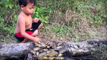 Primitive Technology -  cooking shellfish in forest - eating delicious