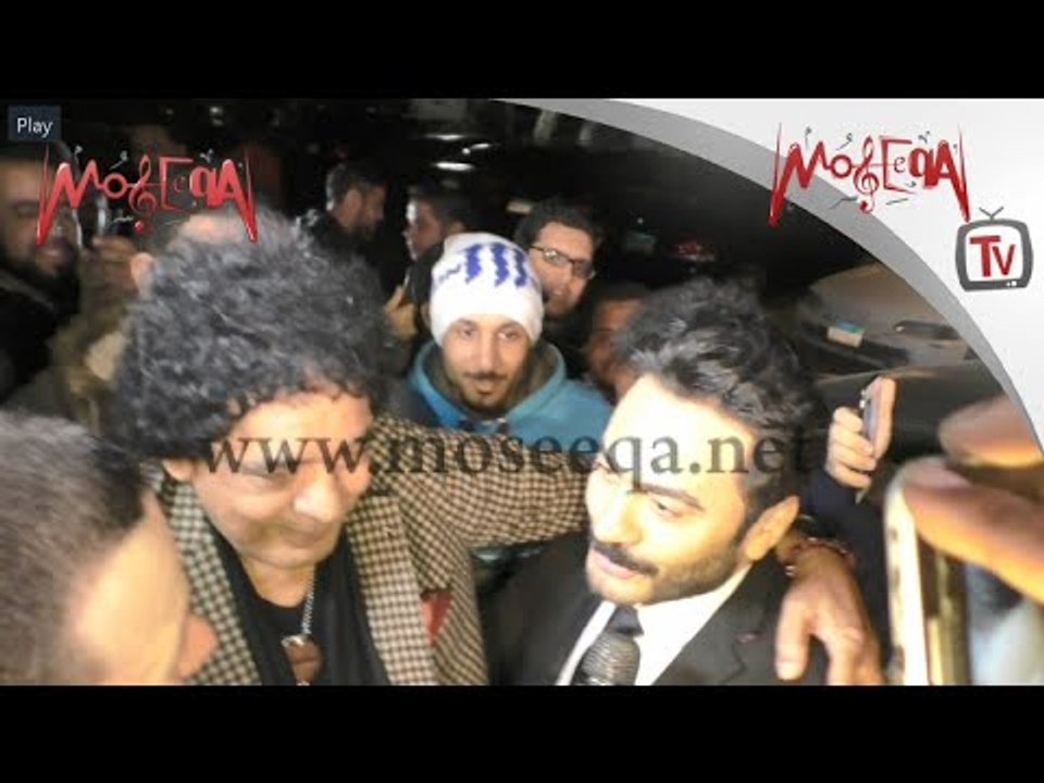 Tamer Hosny, Mohamed Mounir - شاهد احضان محمد منير وتامر حسني بعد تكريم الكينج