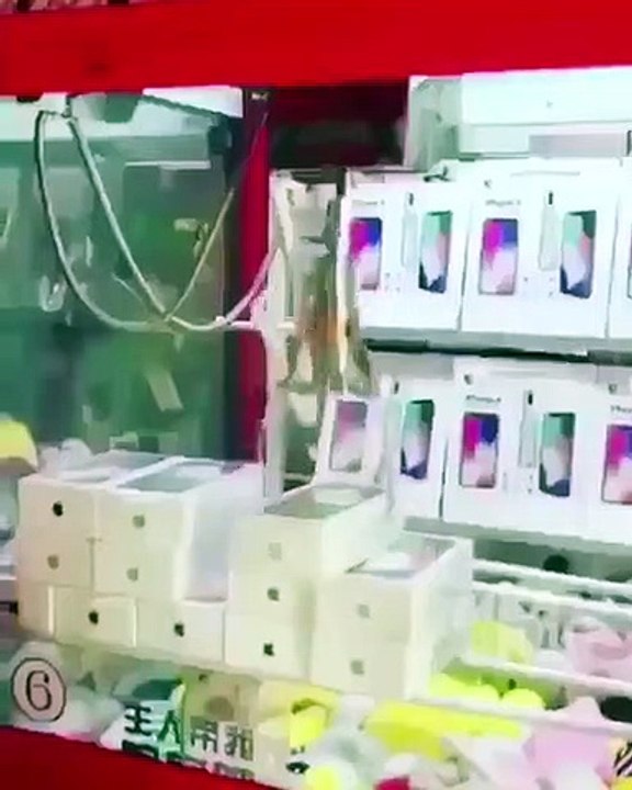 Un petit malin a trouvé comment faire tomber tous les téléphones dans une machine à pince