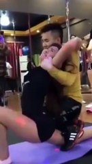 The suffering of the female first time to practice gym