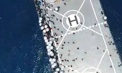 Penuh Haru, Keluarga Tabur Bunga dan Berdoa dari atas Kapal