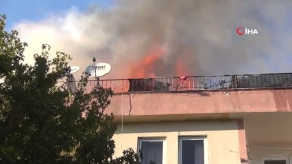 Çatı Yangınında Mahsur Kalan Çocuk Son Anda Kurtarıldı