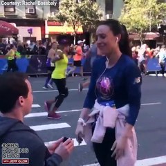 En plein Marathon de New York, un spectateur demande une coureuse en mariage