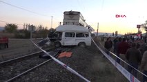 Kayseri Tren Hemzemin Geçitte Otomobile Çarptı 2 Ölü ? Ek Görüntüler