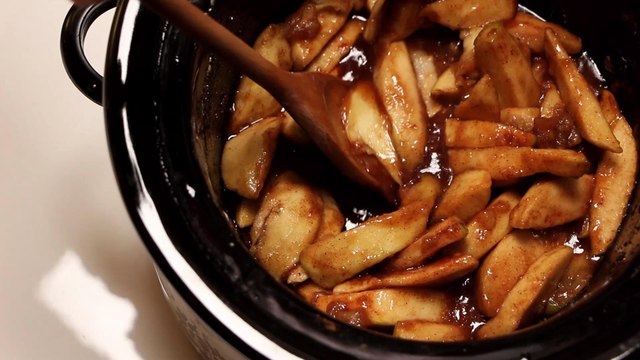 How to Make Warm Cinnamon-Spiced Apples in a Slow Cooker