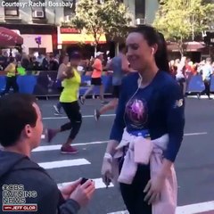 Tải video: Un spectateur demande une coureuse en mariage en plein marathon de New York