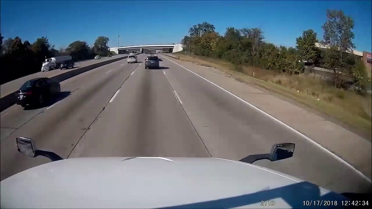 Gros accident causé par une voiture qui a son capot qui s'est relevé sur l'autoroute