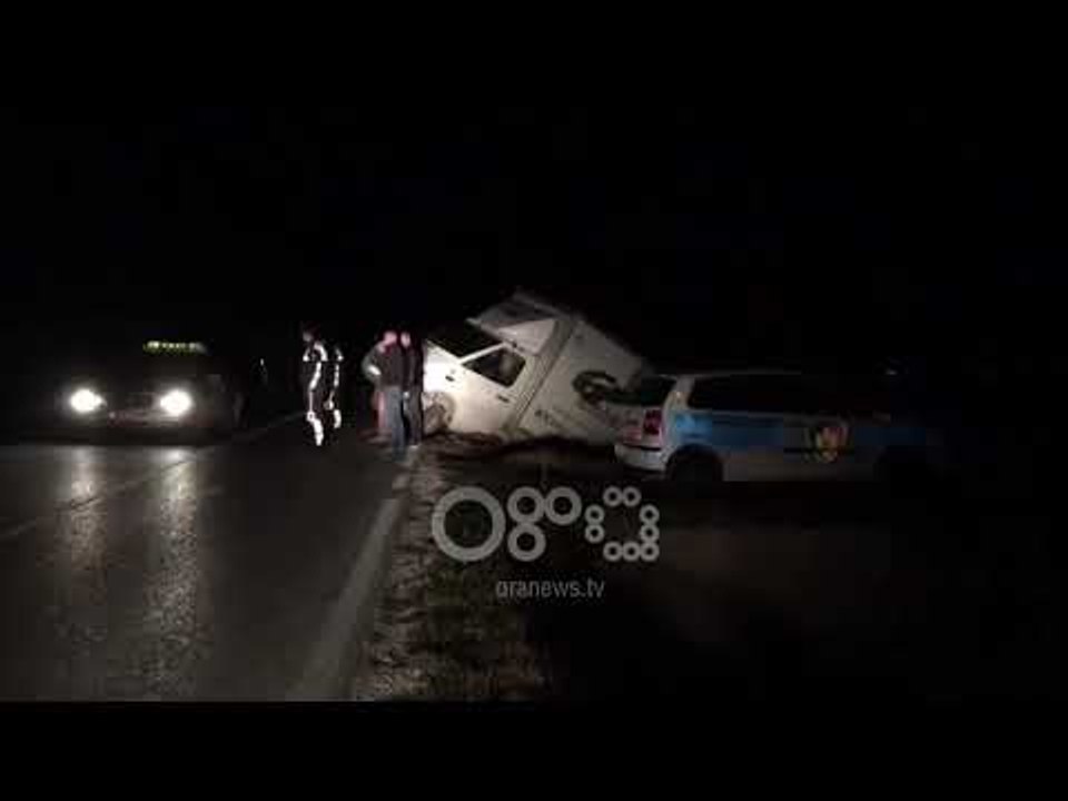 Ora News - Kamioni me lule përfundon në kanal në Levan