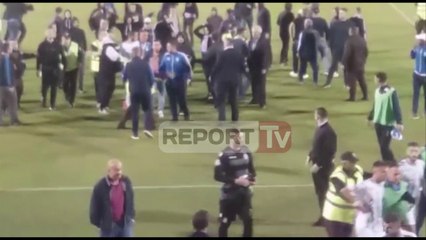 Incident në ndeshjen Tirana-Kukësi, tifozët hyjnë në fushë, revoltohen ndaj lojëtarëve bardheblu