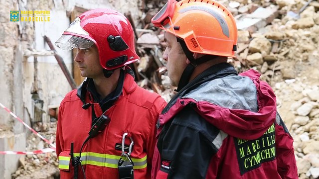 Effondrements d'immeubles à Marseille : les images des pompiers en plein déblaiement des gravats