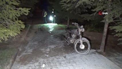 Çalıntı Olarak Aranan Motosiklet Parkta Yakılmış Halde Bulundu