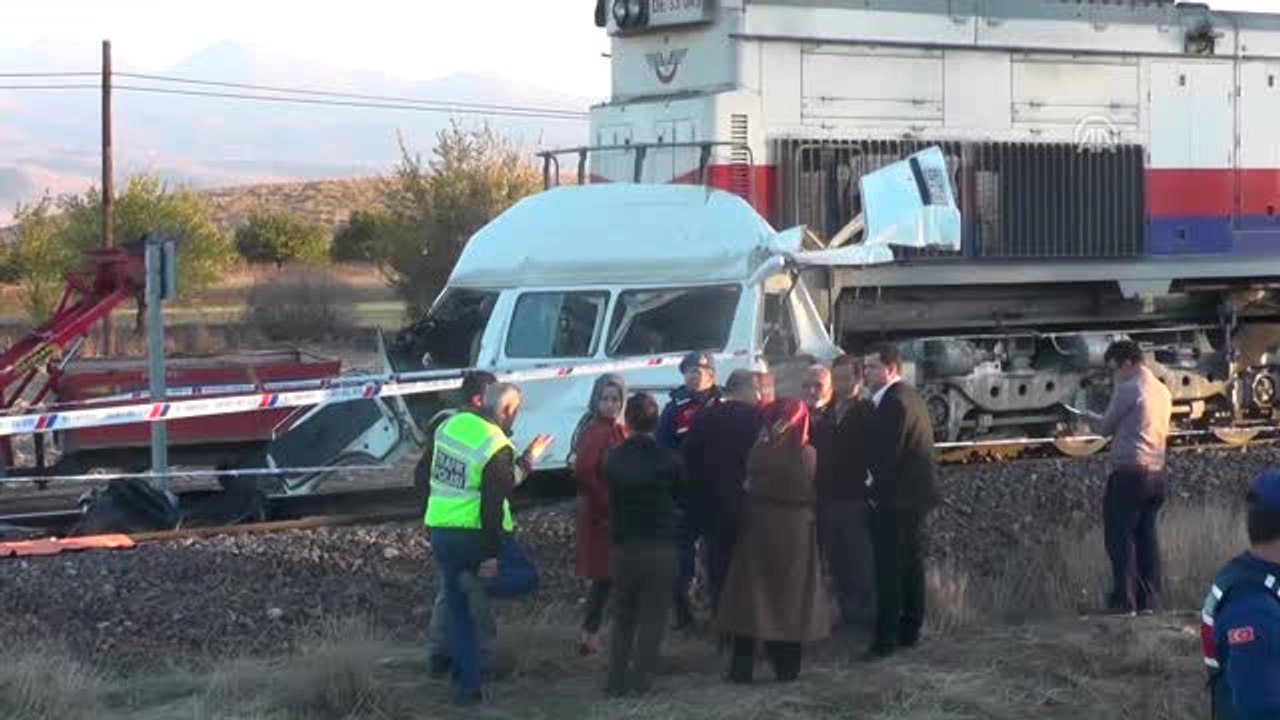 Tren Hemzemin Geçitte Minibüse Çarptı: 2 Ölü