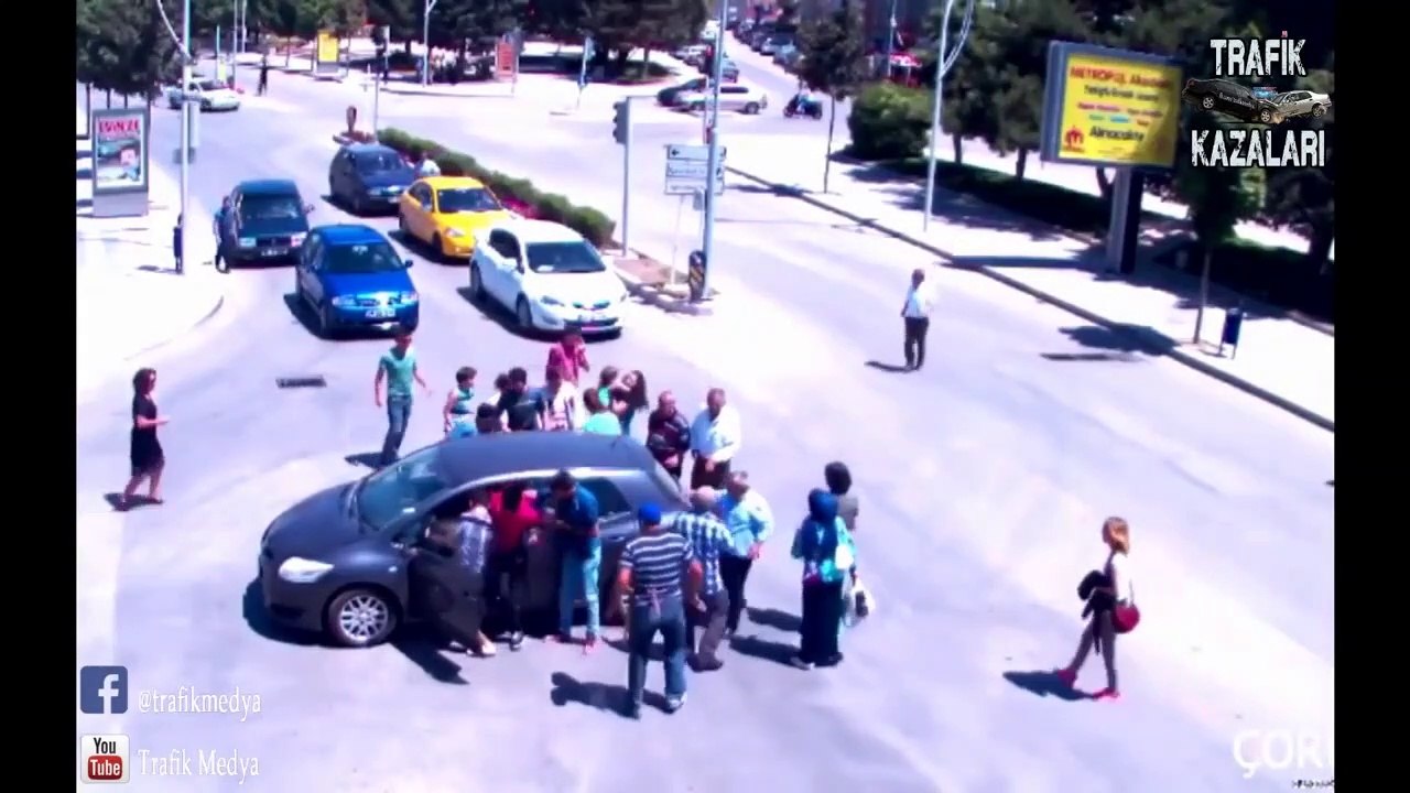 Une mère oublie d'attacher sa fille et de fermer la portière de sa voiture et c'est le drame