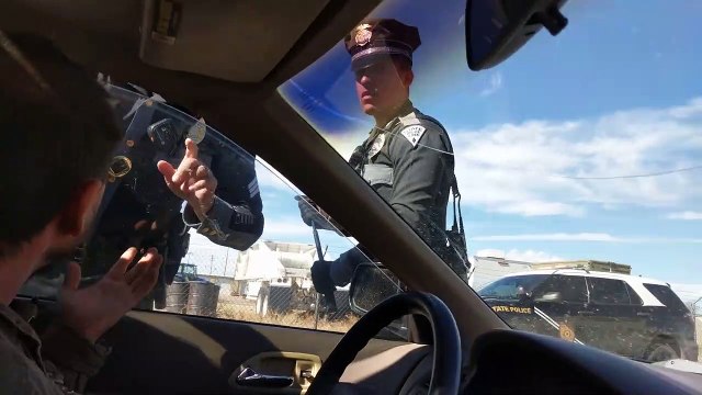 Un policier casse la vitre d'un conducteur qui refuse d'obtempérer (USA)