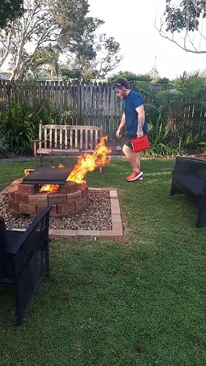 Régis verse de l'essence sur le feu