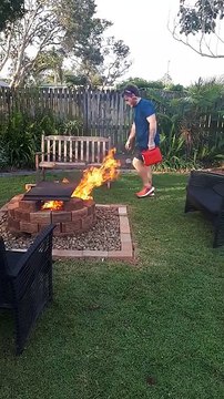 Régis verse de l'essence sur le feu