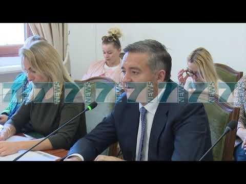 198 VENDGRUMBULLIME PLEHRASH, MINISTRI KLOSI «BETEJE KUNDER MBETJEVE» - News, Lajme - Kanali 7