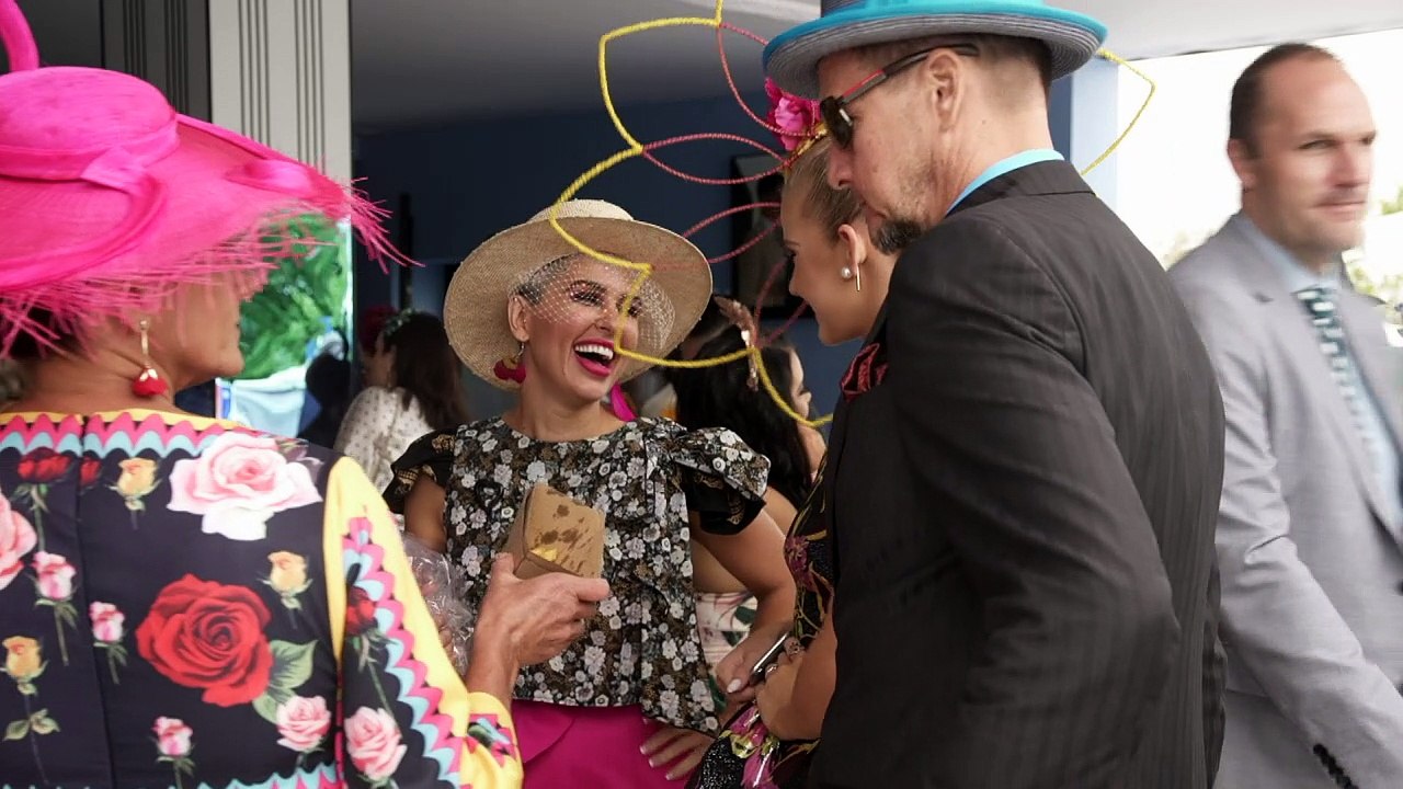 Hutparade beim pferderennen melbourne cup