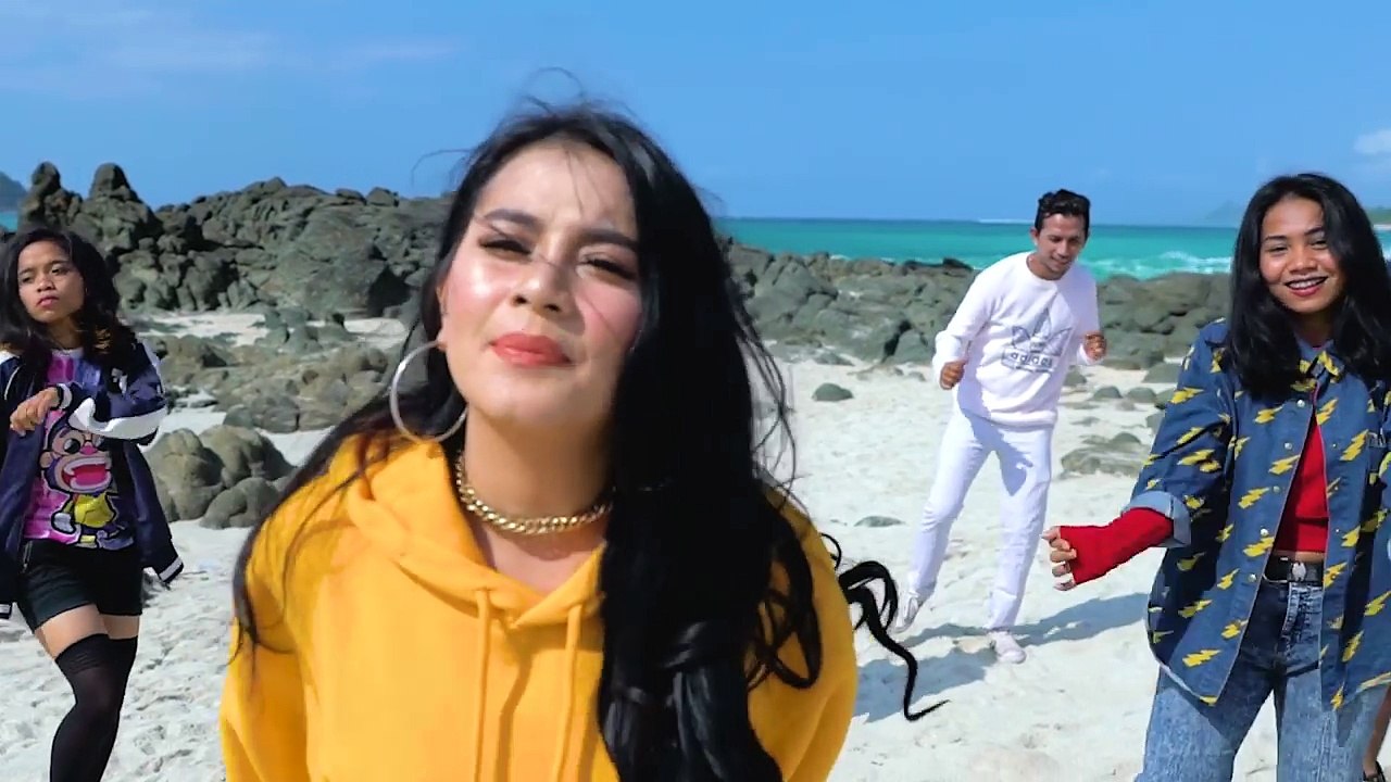 Gita Youbi ft Bule - Lagi Kangen (Official Music Video) 2018