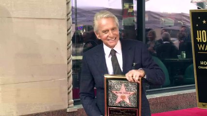 Michael Douglas reçoit son étoile à Hollywood