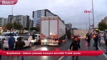 Beylikdüzü – Edirne yolunda kamyon devrildi! Trafik durdu