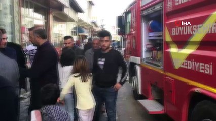 Horasan’da çıkan yangın sonrası bir mağaza kullanılamaz hale geldi
