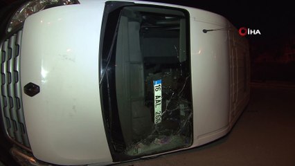 Bursa’da iki aracın çarpıştığı kazada anaokulu servis minibüsü devrildi