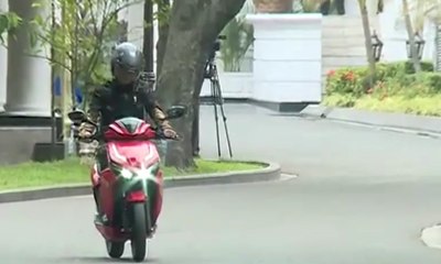 Ini Tanggapan Jokowi Setelah Jajal Motor Listrik Gesits