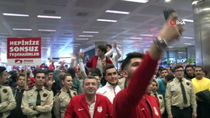 Ampute Milli Takımı'nı Yüzlerce Taraftar Coşkuyla Karşıladı