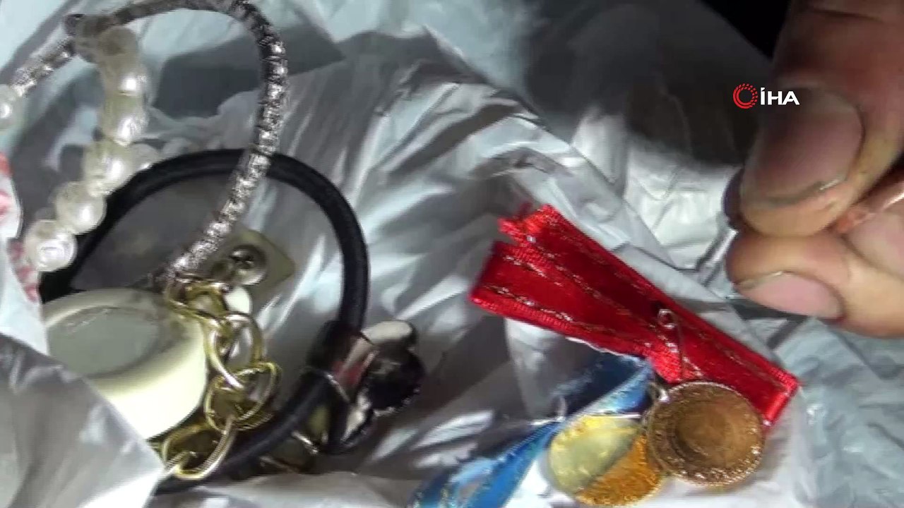 Çöpte atık kağıt ararken bulduğu altınları polise teslim etti