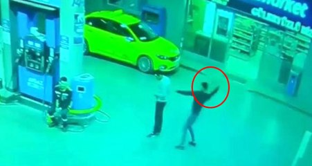 Saldırgan, İstasyonda Duran Genci Sırtından Bıçakladı