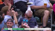 Une pyramide sur la tête dun homme endormi pendant un match de cricket