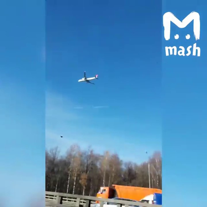 Un avion de ligne fait du surplace