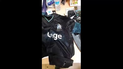 Download Video: Il commande un maillot de l'OM et des chaussettes de taille 46... regardez ce qu'il reçoit