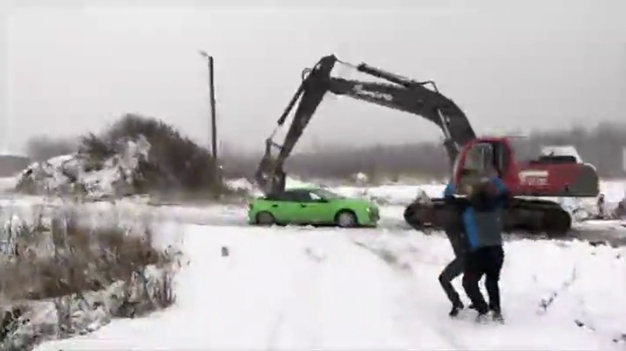 Des russes bloquent la route avec leur voiture et vont le regretter