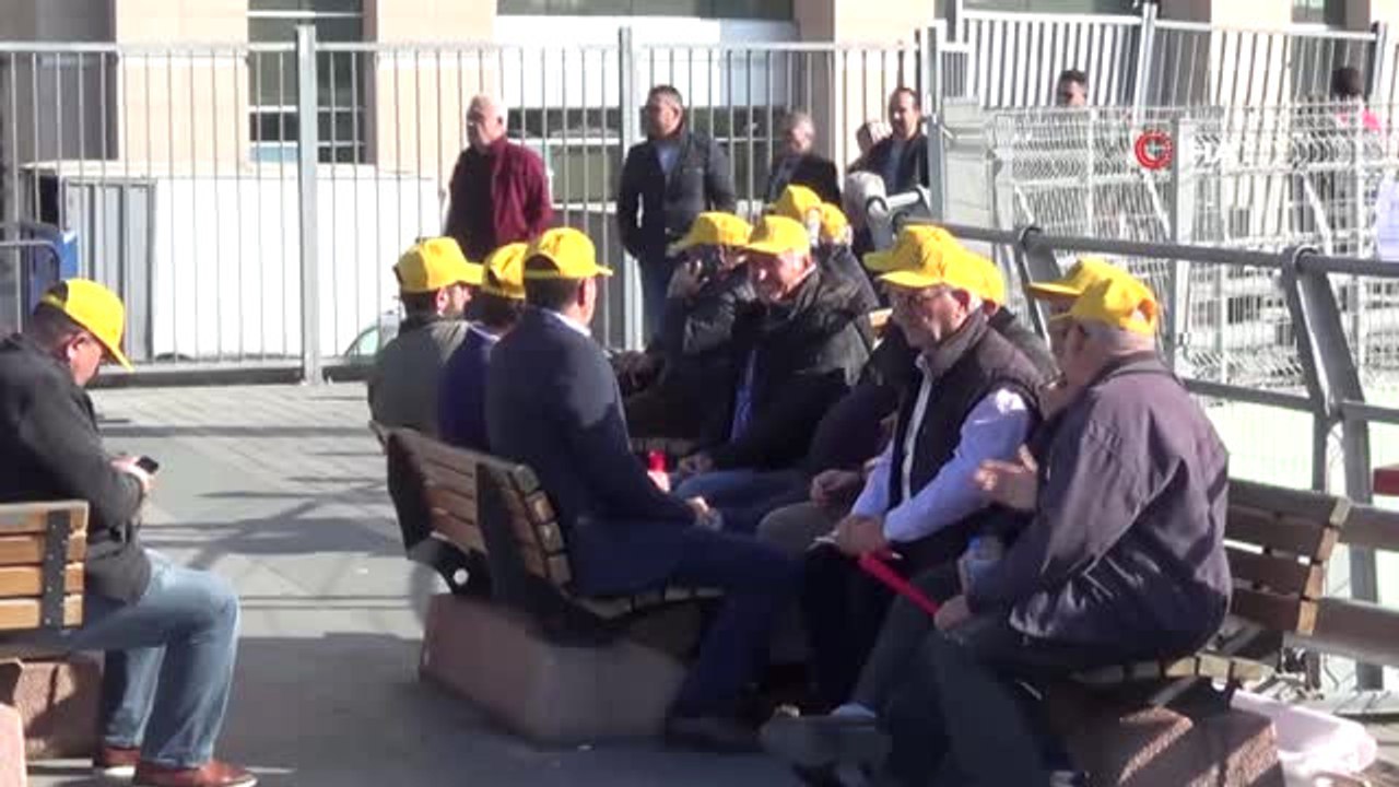 Taksici Esnafı 'Uber' Davası Öncesi Adliye Önünde Toplandı