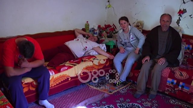 Ora News - Varfëri ekstreme, ndërtesa e rrënuar strehë për katër anëtarët e familjes Zeneli