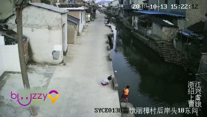 Chine : Un livreur sauve une fillette de la noyade !