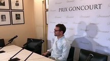 Nicolas Mathieu s’installe avant la concours de presse qui fait suite à l'attribution du prix Goncourt