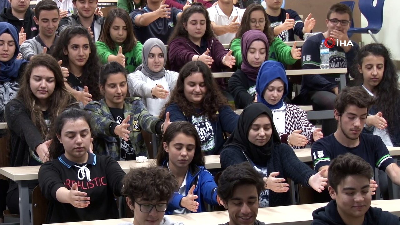 150 öğrenci aynı anda hipnoz oldu