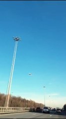 Un avion s'est arrêté dans les airs avant d'atterrir !