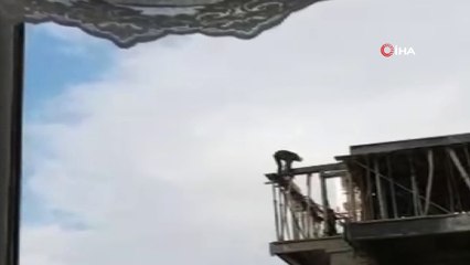 Bir binanın 5. katında tedbirsiz işçilerin tehlikeli çalışması kamerada