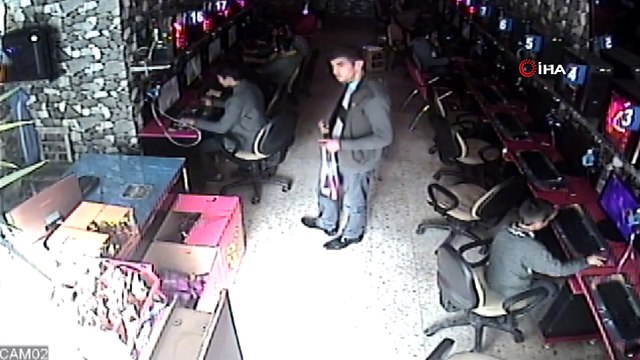 Çocukların gözü önünde şarjdaki cep telefonu böyle çaldı